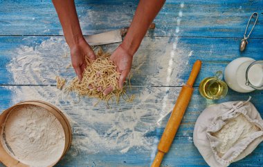 Cook ince hamur yoğurmak ve spagetti kesilmiş, satın alma yemek sosu ve karides ile