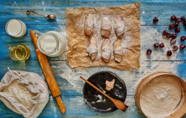 Şekerci, durumda kiraz, pişirme, yalan un yanında için kağıt koydu ile doldurulmuş simit yemek, süt içinde sürahi