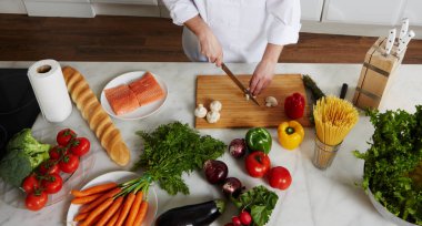 Soslu mantar dilimlenmiş mantar yemek ve görünsün ve tuzlanmış somon ekleyin
