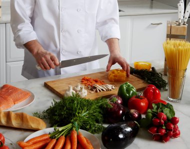 Patlıcan dilimleri, domates, makarna yemekleri, sebze ve taze balık iki biftek hazırlanması için cook
