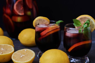 Kırmızı içecek buzlu. Kokteyl çilek, portakal, buz ve nane yaprakları. Seçici odak.