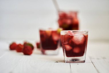İç. Şarap. Kavram. İspanya. İçecek kabı. Kırmızı şarap sangria veya yumruk meyve ve buz ile gözlük ve sürahi. Ev yapımı meyve sangria kopya alanı beyaz ahşap tablo yenileme.