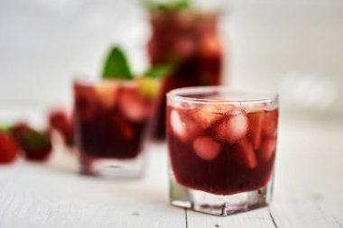Ferahlatıcı sangria veya gözlük ve sürahi ile meyve punch. Geleneksel yaz içki içecek. Kırmızı şarap, çilek, portakal, limon ve yeşil elma. Bir ahşap rustik masaya kopya alanı ile