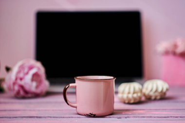 Sıcak fincan taze kahve ve çalışma masası üstünde laptop. Eve rahat ve kavram - vintage ahşap masa dizüstü bilgisayar, kahve ve bisküvi ile çalışır. Kadın zarif masaüstü. Seçici odak.