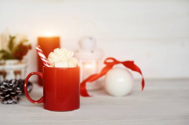 Sıcak çikolata ile kırmızı kupa hatmi erimiş ve krem şanti. Kış sıcak içecek. Noel sıcak çikolata veya kakao ile hatmi Noel süslemeleri beyaz zemin üzerine. 
