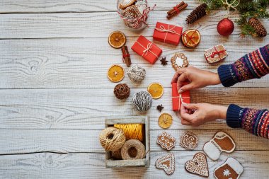 Zaman hediye - hediye kutusu eller kadın. Noel arka plan. Kopya alanı ile üstten görünüm.