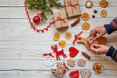 Fiyonk bağlama eller. Noel, yeni yıl. Kopya alanı ile üstten görünüm.