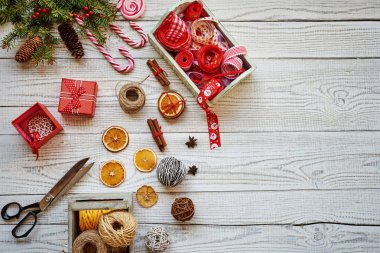 Noel hediye kutuları ve rustik dekorasyon ahşap masa üzerinde arka plan. Kopya alanı ile üstten görünüm.