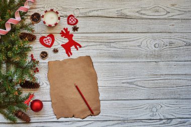 Noel Baba için mektup eski parşömen ve Noel süsleri.