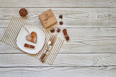 Noel saat tablo ayarı vintage gümüş, plaka, hediye kutusu, Noel baharat ve peçete. Noel tatil arka plan. Kopya alanı ile üstten görünüm.