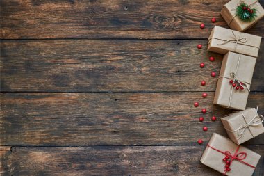 Noel hediyesi veya mevcut kutusunda kraft kağıt kopya alanı rustik ahşap zemin üzerine dekorasyonu ile sarılmış.