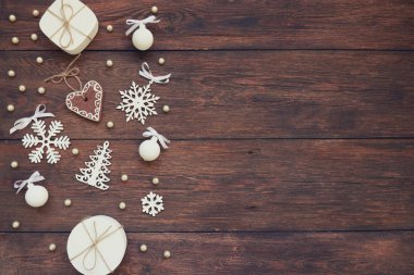 Noel dekor. Beyaz Noel topları, Hediyelik, kar tanesi, gingerbread vintage doğal eski ahşap arka plan üzerinde. Kopya alanı ile üstten görünüm. 