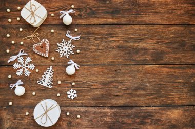 Neşeli Noel kartı arka plan kopya alanı ve bir tatil kenarlıklı dekoratif Xmas hediye, kar tanesi süsler ve gingerbread.