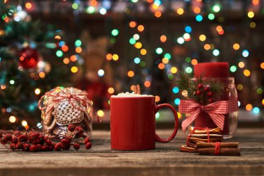 Noel şenlikli arka plan gingerbread çerezleri, mum ve sıcak çikolata ile kırmızı kupa.