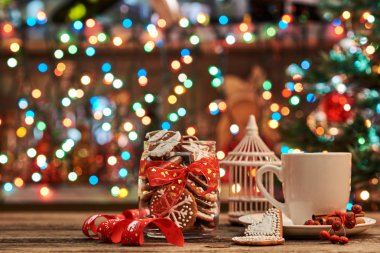 Zencefilli kurabiye ve sıcak çikolata ile Noel şenlikli arka plan.