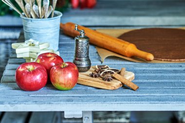 Noel Gingerbread çerezleri fırın. Sahne rulo hamur, baharatlar, oklava, Kuru limon, elma ve tarçın gösteriyor.