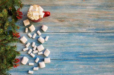 Marshmallow, köknar dalı ile kahve. Kış, yeni yıl, yılbaşı natürmort.