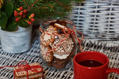 Fincan sıcak kakao ve ev yapımı kurabiye kavanozların içinde. Noel tarzı