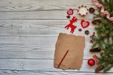 Noel arka plan, Noel Baba için bir beyaz tahta masada boş istek listesi.