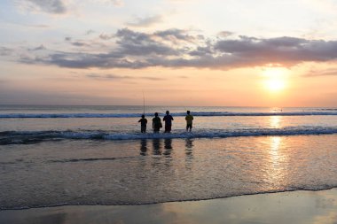 Yaz tatil ve insanlar kavramı. Arka plan eylem Balık tutma gündoğumu, okyanusta sabah erken, çocuklarda siyah silueti ile. Okyanus manzara gündoğumu üzerinde çubuklar ile Balık tutma