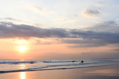 Sahilde günbatımı, gökyüzü.