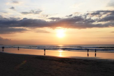 İnsanlar günbatımı zamanı plaj Panoraması. Dostu ve aile Plajı kavramı.