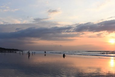 Büyük gökyüzü günbatımı güzel. koyu tonu bulutlar ve gökyüzü günbatımı denize. güzel doğa geniş gökyüzü duvar kağıdı arka plan için güzel.