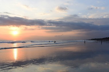 Yaz tatil ve insanlar kavramı. Güzel doğa arka plan. Siluet grup altın günbatımı zamanı plaj insan. Arkadaşlarınız ve ailenizle sahilde. Okyanus akşam zaman günbatımı zamanı