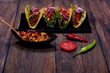 Mısır ve fasulye içinde ayakta yakın taze kırmızı ve yeşil biber ile top. Dinne için lezzetli maddeler ile Meksikalı börek