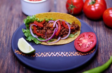 Kıyma, Mısır, marul yaprağı ve kalori lezzetli dinne için plaka üzerinde taze sebze lezzetli cips closeup görüntü oluşur