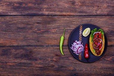 Meksika geleneksel börek oluşur fişleri, tavuk eti, soğan dilimleri ve kırmızı domates sulu taze limon ve biber peppe karanlık plaka üzerinde