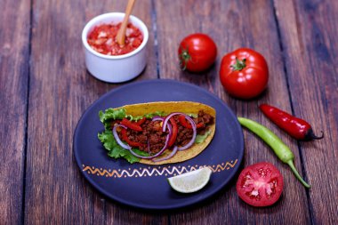 Baharatlı sos için farklı olgun renkli sebze. Kıyma, soğan ve Mısır plat üzerinde ulusal lezzetli tacos ile Narenciye meyve oluşur