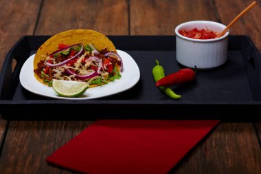 Cips, tavuk eti, taze sebze parçaları, yaprak marul ile yeşil meyve plat üzerinde yalan çatırtı ile lezzetli Meksika cips