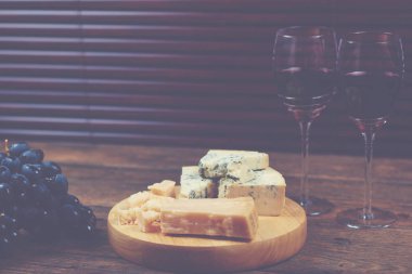 Olgun üzüm köylü tarzı renkli kümeleri yakın tabakta yalan parmesan lezzetli dilim. Yumuşak alkol içmek eğlenceli dinne için
