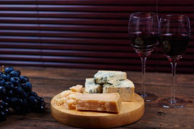 Portre resim delicateness rokfor dilimleri koyu mavi doğal meyve ve şarap bardakları zevkli degustatio için ahşap tahta üzerinde