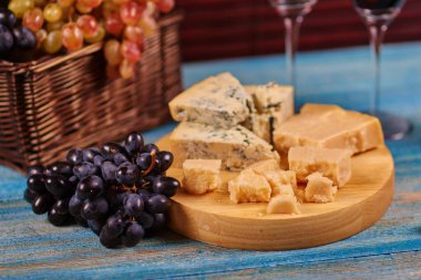 Gemide yanında taze sulu üzüm kümeleri yalan delicateness Danablu adet portre resim. Meyve ve küflü peynir köylü styl