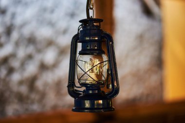 Paslı eski lambası arka plan gri duvar üzerinde. Antika gaz lambası. Eski paslı yağ lambası. Alan, düşük ışık durumu ve seçici odak sığ derinliği.