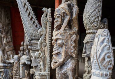 Bir sanat ve zanaat turizm pazarında görüntülenen farklı Balinese Ahşap heykel grubu. Endonezya el sanatları. Bali Hatıra. 