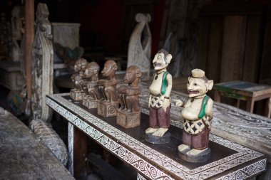 Sanat ve el sanatları turizm pazarında görüntülenen farklı ahşap Balinese Hatıra Eşyası. Endonezya el sanatları. Bali hatıra. El sanatları geleneksel ürün. Ünlü Pazar tipik Hediyelik eşya