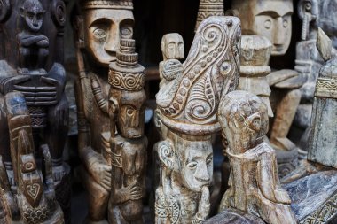 Sanat ve el sanatları turizm pazarında görüntülenen farklı ahşap Balinese Hatıra Eşyası. Endonezya el sanatları. Bali hatıra. El sanatları geleneksel ürün. Ünlü Pazar tipik Hediyelik eşya