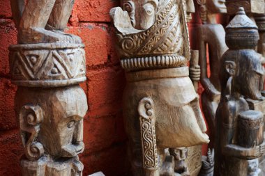 Bir sanat ve zanaat turizm pazarında görüntülenen farklı Balinese Ahşap heykel grubu. Endonezya el sanatları. Bali Hatıra. 