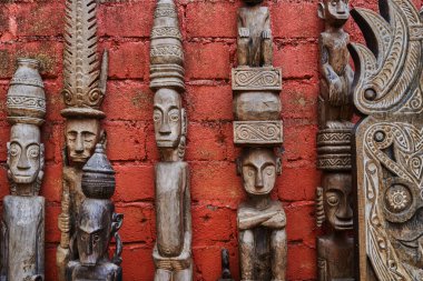 Sanat ve el sanatları turizm pazarında görüntülenen farklı ahşap Balinese Hatıra Eşyası. Endonezya el sanatları. Bali hatıra. El sanatları geleneksel ürün. Ünlü Pazar tipik Hediyelik eşya