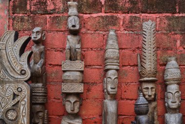 Bir sanat ve zanaat turizm pazarında görüntülenen farklı Balinese Ahşap heykel grubu. Endonezya el sanatları. Bali Hatıra. 