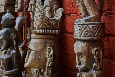 Sanat ve el sanatları turizm pazarında görüntülenen farklı ahşap Balinese Hatıra Eşyası. Endonezya el sanatları. Bali hatıra. El sanatları geleneksel ürün. Ünlü Pazar tipik Hediyelik eşya
