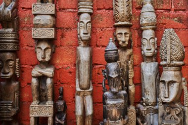 Sanat ve el sanatları turizm pazarında görüntülenen farklı ahşap Balinese Hatıra Eşyası. Endonezya el sanatları. Bali hatıra. El sanatları geleneksel ürün. Ünlü Pazar tipik Hediyelik eşya