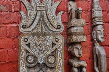 Sanat ve el sanatları turizm pazarında görüntülenen farklı ahşap Balinese Hatıra Eşyası. Endonezya el sanatları. Bali hatıra. El sanatları geleneksel ürün. Ünlü Pazar tipik Hediyelik eşya