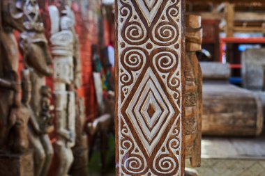 Bir sanat ve zanaat turizm pazarında görüntülenen farklı Balinese Ahşap heykel grubu. Endonezya el sanatları. Bali Hatıra. 