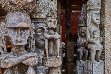 Bir sanat ve zanaat turizm pazarında görüntülenen farklı Balinese Ahşap heykel grubu. Endonezya el sanatları. Bali Hatıra. 