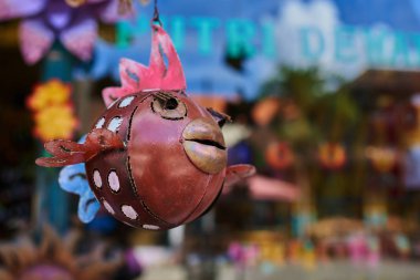 Renkli Hatıra arka plan. Asılı dekorasyon içinde belgili tanımlık çarşı. El yapımı metal balık turist piyasada asılı. Hatıra Eşyası satışı. Desenli komik el yapımı balıklarla parlak renkli.