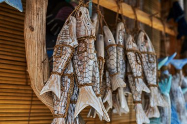 Hediyelik eşya arka plan. Seyahat ve Turizm kavramı. El sanatları dekorasyon ahşap oyma balık asılı. Sanat ve el sanatları Pazar. El sanatları dekorasyon açık piyasa içinde görüntüler. Seçici odak